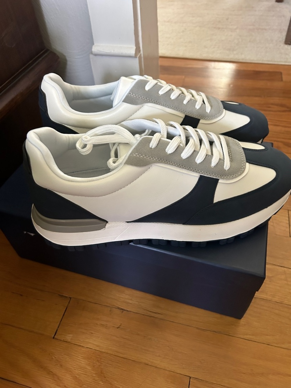 Mazino‎ Men's Casual faux Leather-Trim Runner in White, Gray & Navy